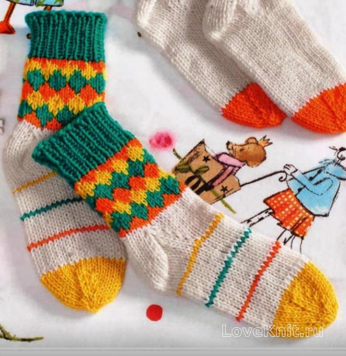 Носочки узор. Разноцветные вязаные носки. Носки детские вязаные. Вязаные носки спицами. Детские цветные вязаные носки.