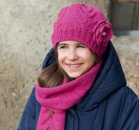 Как вязать детский ажурный комплект: шарф и шапочка с цветком