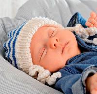 Как связать  шапочка с завязками в полоску для новорожденного
