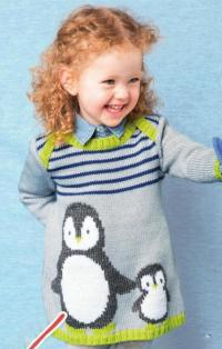 Как связать  полосатое детское платье с рисунком «пингвин»