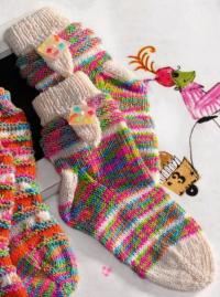 Как связать  цветные носочки с пуговкой для ребенка
