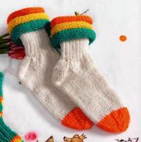 Как связать  детские носки с цветной окантовкой