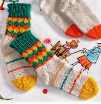 Как связать  детские носки с цветным рисунком