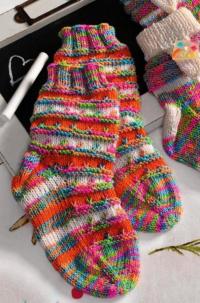Как связать  яркие носки для малыша с контрастными полосками 
