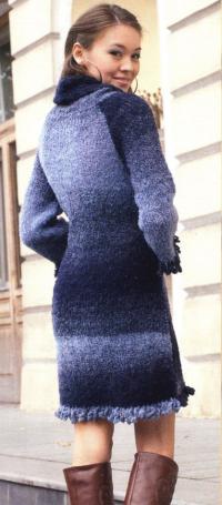 Как связать спицами теплое серо-синее платье