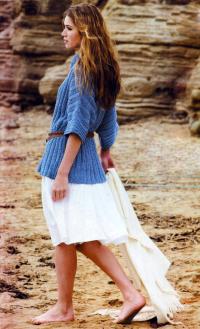 Как связать спицами голубой джемпер с широкими рукавами