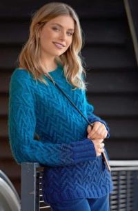 Как связать спицами удлиненный пуловер плетеным узором