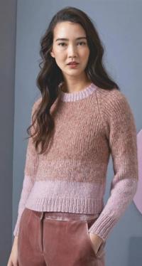 Как связать спицами укороченный пуловер с рукавом реглан с цветными полосами 
