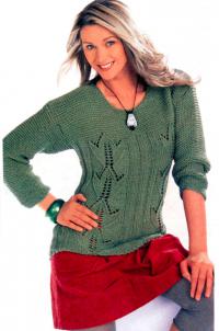 Как связать спицами зеленый пуловер с ажурными полосами