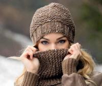 Как связать спицами женская шапка и шарф-снуд простым узором