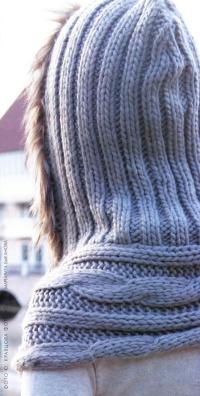 Как связать спицами длинный шарф-капюшон с помпонами