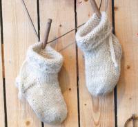 Как связать спицами детский комплект из теплых носочков и варежек