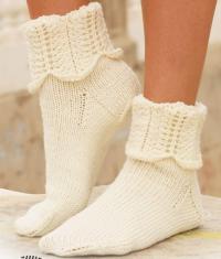 Как связать спицами носки с ажурными узором на манжетах