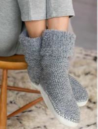 Как связать спицами пушистые носки с плотной подошвой