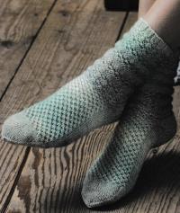 Как связать спицами узорчатые носки с шишечками
