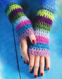 Как связать крючком полосатая безрукавка и напульсники