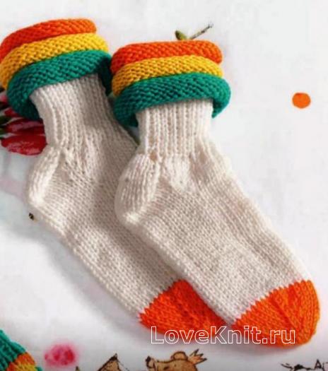 Как связать  детские носки с цветной окантовкой