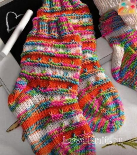Как связать  яркие носки для малыша с контрастными полосками 