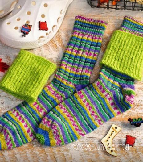 Как связать спицами разноцветные полосатые носочки с гетрами