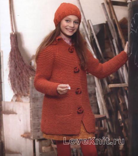 Как связать спицами красное пальто для девочки с карманами и шапка в тон