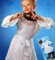  детское нарядное платье с ажурными рукавами и украшение для волос фото к описанию