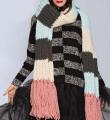 Спицами большой цветной шарф с бахромой и полосатый пуловер фото к описанию