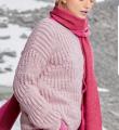 Спицами нежно-розовый пуловер c сочетанием узоров фото к описанию