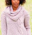 Спицами пуловер с большой косой и шарф-хомут фото к описанию