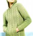 Спицами удлиненный пуловер с карманами и капюшоном фото к описанию