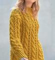 Спицами удлиненный узорчатый пуловер с косами фото к описанию