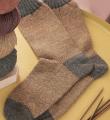 Спицами двухцветные носки с контрастной резинкой фото к описанию