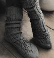 Спицами удлиненные мужские носки с узором из листьев фото к описанию