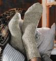 Спицами удлиненные носки для мужчины с рельефным узором фото к описанию