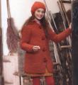 Спицами красное пальто для девочки с карманами и шапка в тон фото к описанию