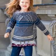 Как связать  детский пуловер с контрастными полосами