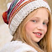 Как связать  детская шапка с цветными полосами и помпоном