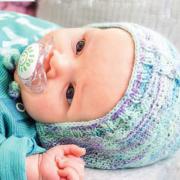 Как связать  меланжевая шапочка для малыша на завязках