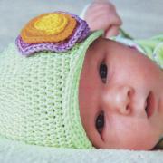 Как связать  шапочка с цветом для младенца