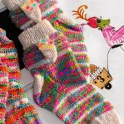Как связать  цветные носочки с пуговкой для ребенка
