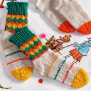 Как связать  детские носки с цветным рисунком