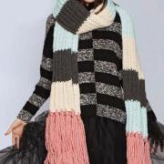Как связать спицами большой цветной шарф с бахромой и полосатый пуловер