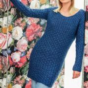 Как связать спицами платье-пуловер с плетеным узором