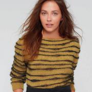 Как связать спицами укороченный двухцветный пуловер в полоску