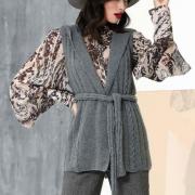 Как связать спицами удлиненный жилет с косами