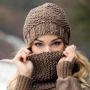 Как связать спицами женская шапка и шарф-снуд простым узором