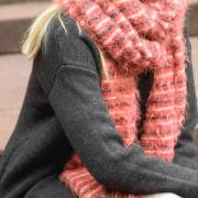 Как связать спицами пушистый шарф с бахромой
