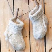 Как связать спицами детский комплект из теплых носочков и варежек