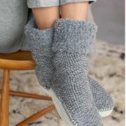 Как связать спицами пушистые носки с плотной подошвой