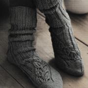 Как связать спицами удлиненные мужские носки с узором из листьев