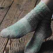 Как связать спицами узорчатые носки с шишечками